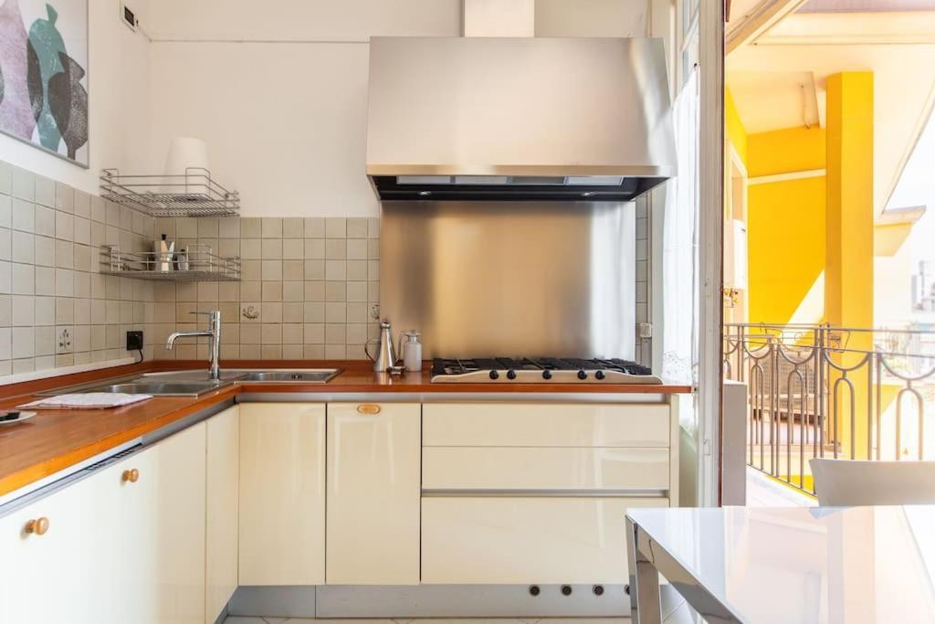 Apartment Sunshine-filled On Subway Mailand