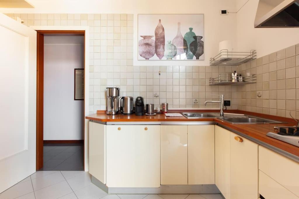 Apartment Sunshine-filled On Subway Mailand